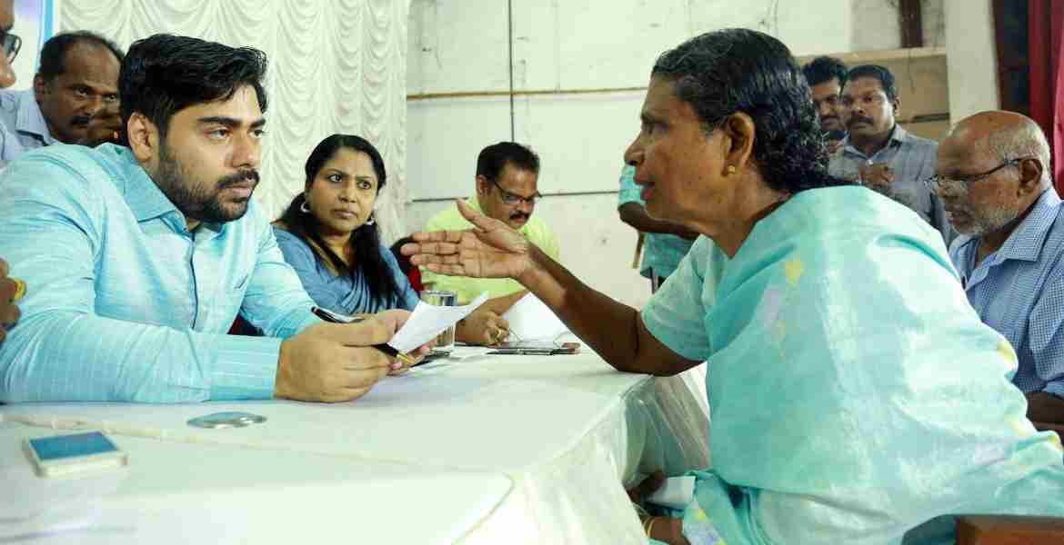 എറണാകുളം മഹാരാജാസ് കോളേജില്‍ നടന്ന 'സഫലം' ജില്ലാതല പരാതി പരിഹാര അദാലത്തില്‍ ജില്ലാ കളക്ടര്‍ എസ്.സുഹാസ് പരാതികള്‍ കേള്‍ക്കുന്നു. തഹസില്‍ദാര്‍ ബീന പി ആനന്ദ്, അഡീഷണല്‍ തഹസില്‍ദാര്‍ മുഹമ്മദ് സാബിര്‍ സമീപം