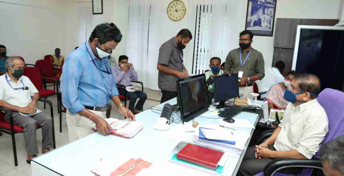 ഇടുക്കി താലൂക്ക് ഓണ്ലൈന് അദാലത്തില് ജില്ലാ കളക്ടര് എച്ച് ദിനേശന് പരാതി കേള്ക്കുന്നു