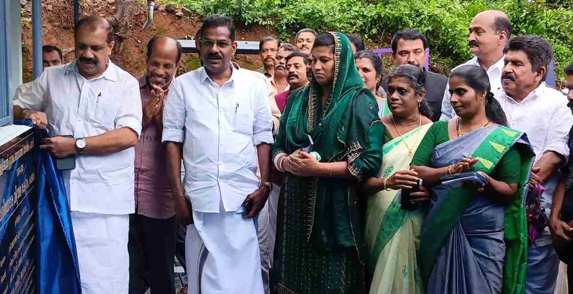 കാലാങ്കിയിലെ വഴിയോര വിശ്രമ കേന്ദ്രത്തിന്റെ  ഉദ്ഘാടനം സജീവ് ജോസഫ് എം എൽ എ നിർവഹിക്കുന്നു.