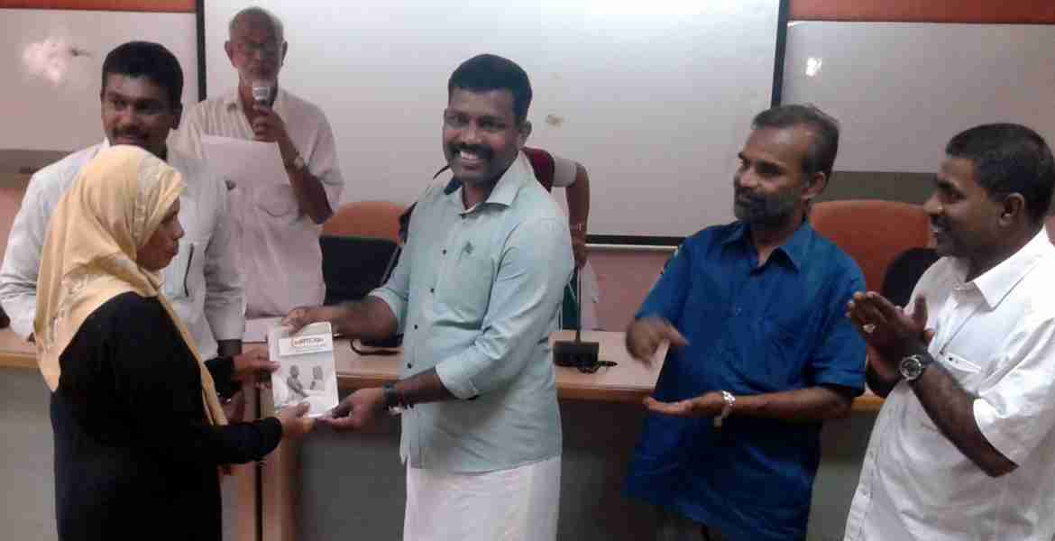  വായനാപക്ഷാചരണത്തിന്റെ ഭാഗമായി ജില്ലാ ഇന്‍ഫര്‍മേഷന്‍ ഓഫീസിന്റെയും സാക്ഷരതാമിഷന്റേയും സംയുക്താഭിമുഖ്യത്തില്‍ സാക്ഷരതാപഠിതാക്കള്‍ക്കായി നടത്തിയ വായനാമത്സരത്തിലെ വിജയികള്‍ക്ക് ജില്ലാ കളക്ടര്‍ ജീവന്‍ ബാബു.കെ സമ്മാനങ്ങള്‍ നല്‍കുന്നു. 