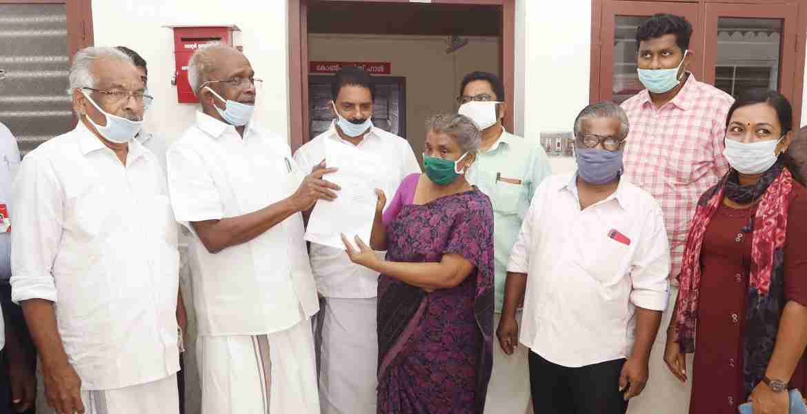 മുഖ്യമന്ത്രിയുടെ ദുരിതാശ്വാസ നിധിയിലേക്ക് മണക്കാട് തഴക്കല്‍ സെബാസ്റ്റ്യന്റെ ഭാര്യ സല്‍മ അഞ്ച് സെന്റ് സ്ഥലത്തിന്റെ രേഖകള്‍ വൈദ്യുത മന്ത്രി എം എം മണിക്ക് തൊടുപുഴയില്‍ വച്ച് കൈമാറുന്നു.  
