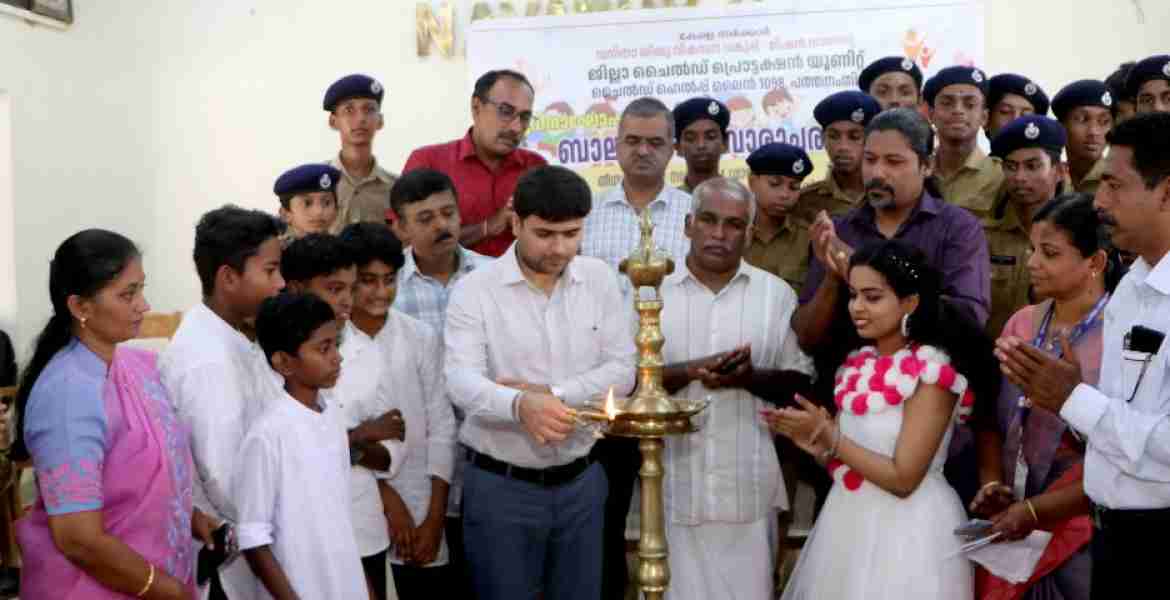 ശിശുദിനവുമായി ബന്ധപ്പെട്ട് ബാലാവകാശ വാരാചരണത്തിന്റെ ജില്ലാതല ഉദ്ഘാടനം കോഴഞ്ചേരി സെന്റ്. തോമസ് ഹൈസ്‌കൂള്‍ ഓഡിറ്റോറിയത്തില്‍ സബ് കളക്ടര്‍  സുമിത്കുമാര്‍ ഠാക്കൂര്‍ നിര്‍വഹിക്കുന്നു