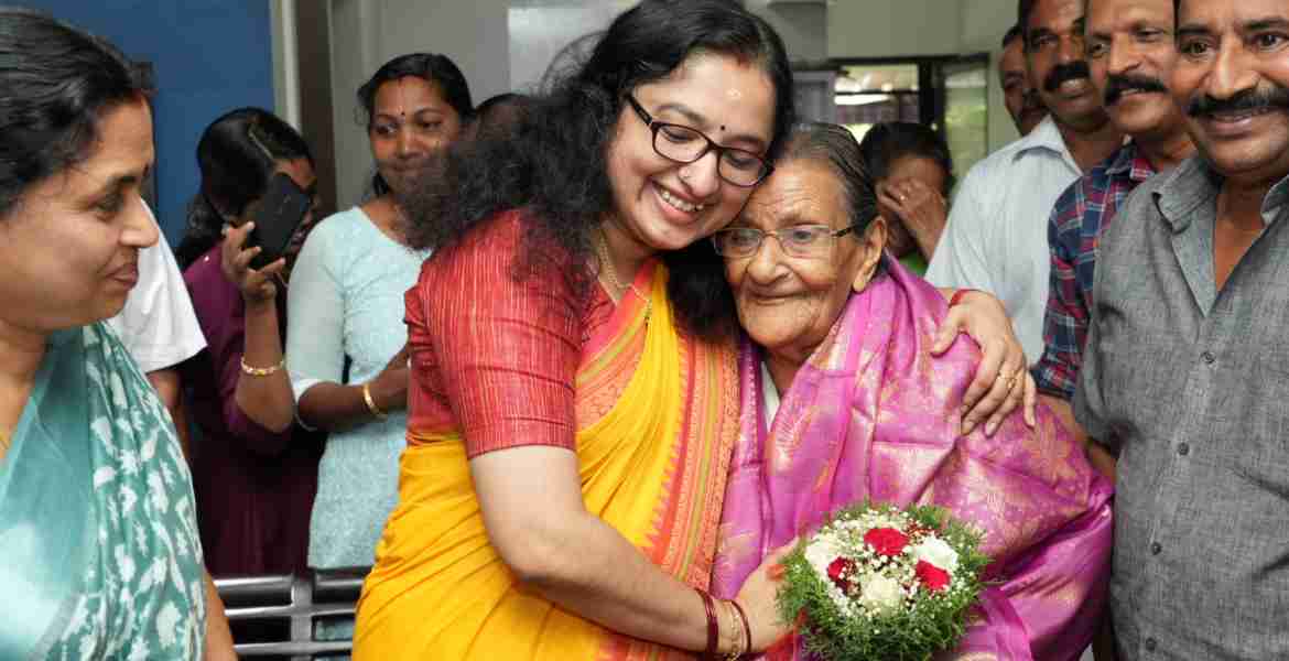 100 വയസു കഴിഞ്ഞ വോട്ടര്‍മാരെ ആദരിക്കുന്നതിന്റെ ഭാഗമായി ചന്ദനപ്പള്ളി കോട്ടപ്പുറത്ത് വീട്ടില്‍ ശോശാമ്മ സക്കറിയ (101)യുടെ വീട്ടിലെത്തി ജില്ലാ കളക്ടര്‍ ഡോ.ദിവ്യ എസ് അയ്യര്‍ ആദരിക്കുന്നു.