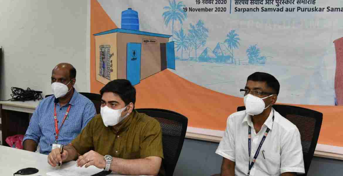 ഫോട്ടോ:  2019-20 വർഷത്തെ ഗ്രാമീണ മേഖലയിലെ സ്വച്ച് ഭാരത് മിഷൻ പ്രവർത്തങ്ങൾക്കുള്ള കേന്ദ്ര പുരസ്‌കാരം കേന്ദ്ര ജല ശക്തി വകുപ്പ് മന്ത്രി ഗജേന്ദ്ര സിങ് ശെഖാവത്തിൽ നിന്നും എറണാകുളം ജില്ലാ കളക്ടർ എസ് സുഹാസ് അവാർഡ് ഏറ്റുവാങ്ങുന്നു.