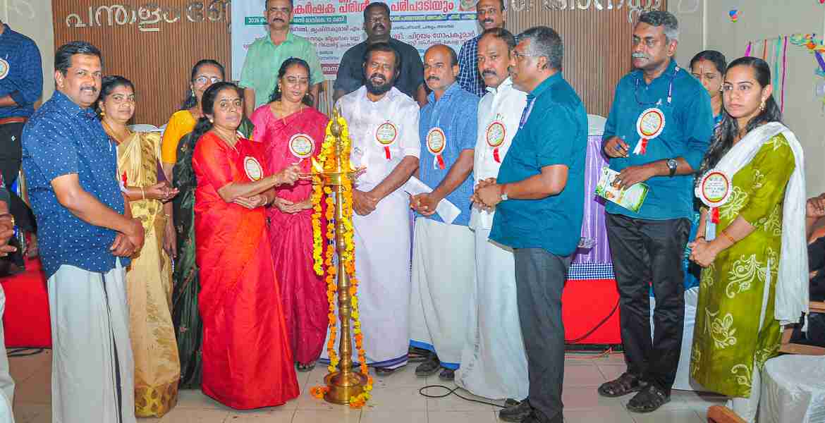 ലോക മണ്ണ് ദിനാചരണവും നഗര കര്‍ഷകര്‍ക്കുള്ള പരിശീലന പരിപാടിയും പന്തളം ബ്ലോക്ക് പഞ്ചായത്ത് അനക്സ് ഹാളില്‍  നഗരസഭ ചെയര്‍പേഴ്സണ്‍ എം ആര്‍ കൃഷ്ണകുമാരി  ഉദ്ഘാടനം ചെയ്യുന്നു