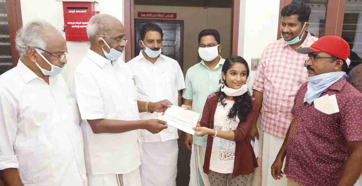 മുഖ്യമന്ത്രിയുടെ ദുരിതാശ്വാസ നിധിയിലേക്ക് തൊടുപുഴ ഈസ്റ്റ്കലൂർ കൂവയിൽ കെ എസ് വിനുവിന്റെ മകൾ എഴാം ക്ലാസ് വിദ്യാർത്ഥിനി ശ്രീ ഗൗരി 5000 രൂപയുടെ ചെക്ക് വൈദ്യുത മന്ത്രി എം എം മണിക്ക് കൈമാറുന്നു  