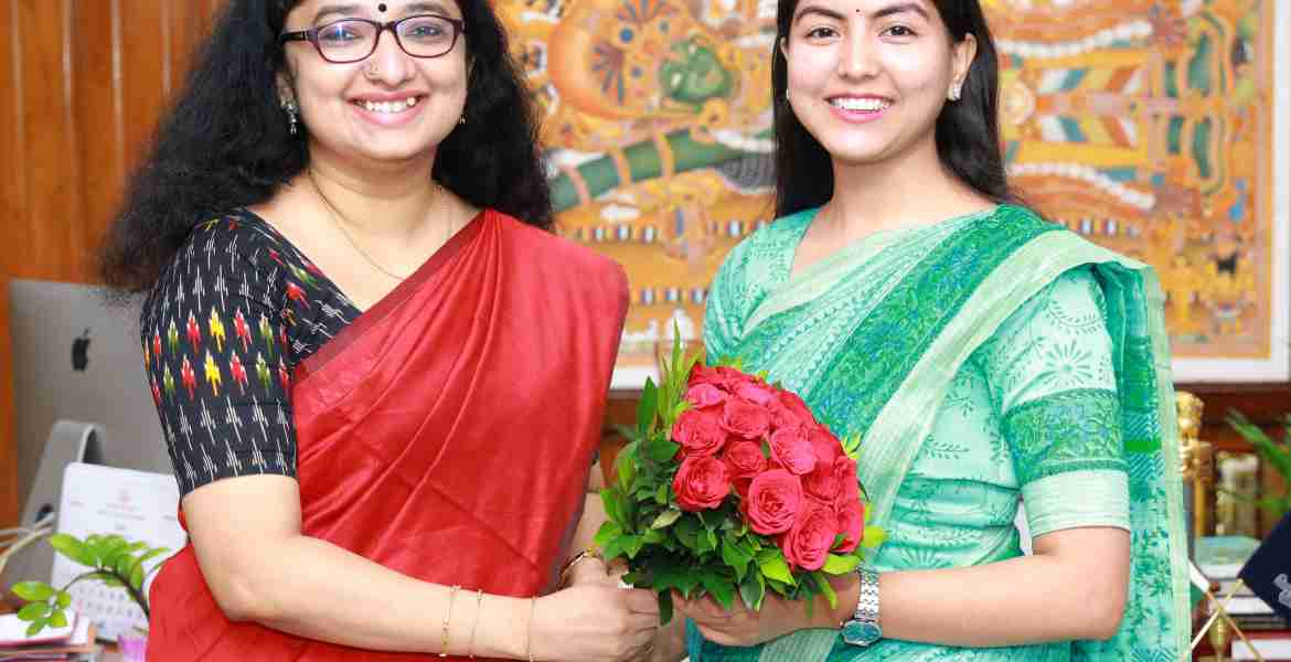   തിരുവല്ല സബ്കളക്ടറായി ചുമതലയേറ്റ ശ്വേത നാഗര്‍കോട്ടി ജില്ലാ കളക്ടര്‍ ഡോ.ദിവ്യ എസ് അയ്യര്‍ക്കൊപ്പം