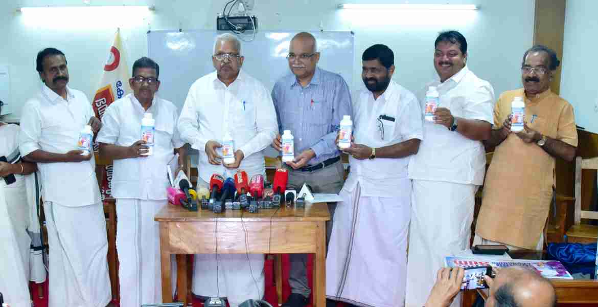 പാട്യം സൂപ്പർ സ്റ്റിഫിയുടെ വിപണനോദ്ഘാടനം കണ്ണൂർ റസ്റ്റ് ഹൗസിൽ നടന്ന ചടങ്ങിൽ ഖാദി ബോർഡ് വൈസ് ചെയർമാൻ പി ജയരാജൻ നിർവ്വഹിക്കുന്നു