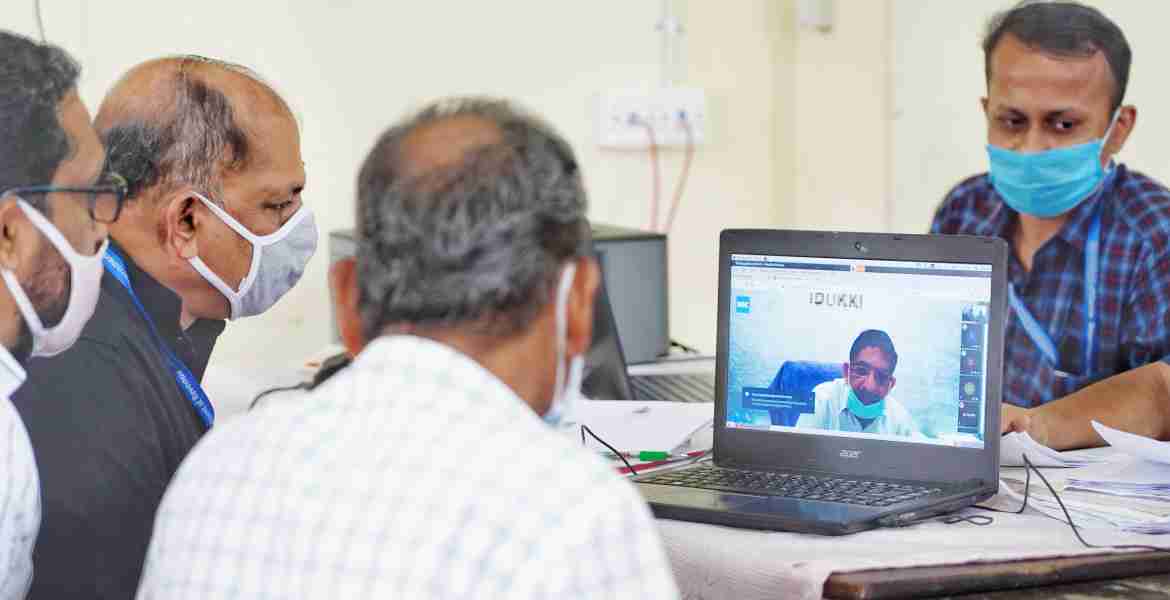 തൊടുപുഴ താലൂക്കിലെ പരാതിക്കാരനോട് ഓണ്ലൈനായി ജില്ലാ കളക്ടര് എച്ച് ദിനേശന് സംസാരിക്കുന്നു. ആര്ഡിഒ അതുല് സ്വാമിനാഥ് സമീപം.  