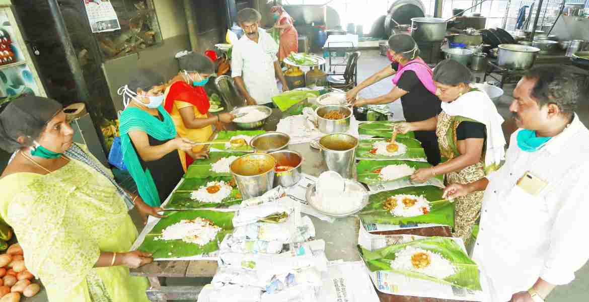 തൊടുപുഴ മുന്‍സിപ്പാലിറ്റി കമ്മ്യൂണിറ്റി കിച്ചനില്‍ വാഴയിലയില്‍ ഭക്ഷണം നല്‍കാന്‍ തയ്യാറാക്കുന്നു.