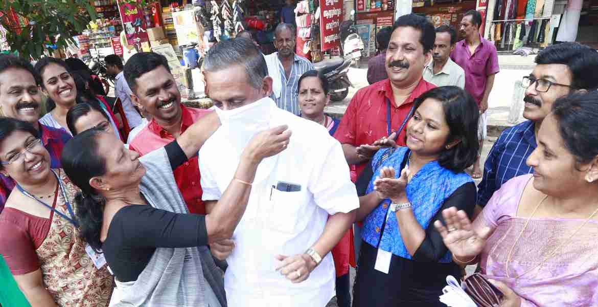 തൊടുപുഴ വയോമിത്രത്തിന്റെ ആഭിമുഖ്യത്തില്‍ തൊടുപുഴ നഗരസഭാ പ്രവേശന കവാടത്തില്‍ കോവിഡ് 19 പ്രതിരോധത്തിന്റെ ഭാഗമായി സംഘടിപ്പിച്ച 'ബ്രേക്ക് ദ ചെയ്ന്‍' ക്യാമ്പയിന്‍ തൊടുപുഴ നഗരസഭ  ചെയര്‍പേഴ്‌സണ്‍ സിസിലി  ജോസ് ഉദ്ഘാടനം ചെയ്യുന്നു