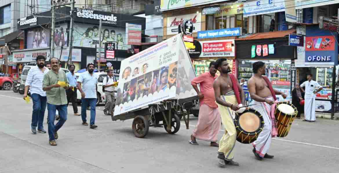 തലശ്ശേരി അന്താരാഷ്ട്ര ചലച്ചിത്രോത്സവത്തിന്റെ പ്രചരണാർത്ഥം നടത്തിയ തള്ള് വണ്ടി യാത്ര