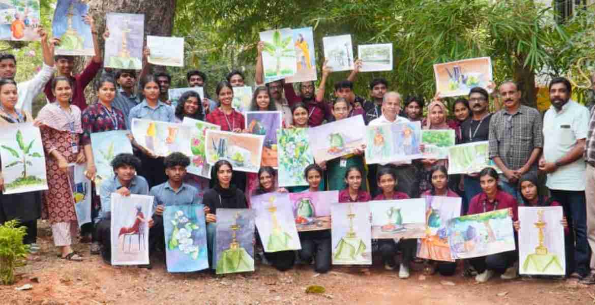 തലശ്ശേരി ഇൻറർ നാഷണൽ  ഫെസ്റ്റിവൽ സംഘാടകരായ പ്രദീപ് ചൊക്ലി, ജിത്തു കോളയാട് തുടങ്ങിയവർക്കൊപ്പം തലശ്ശേരി സ്കൂൾ ഓഫ് ആർട്സിലെ വിദ്യാർത്ഥികൾ