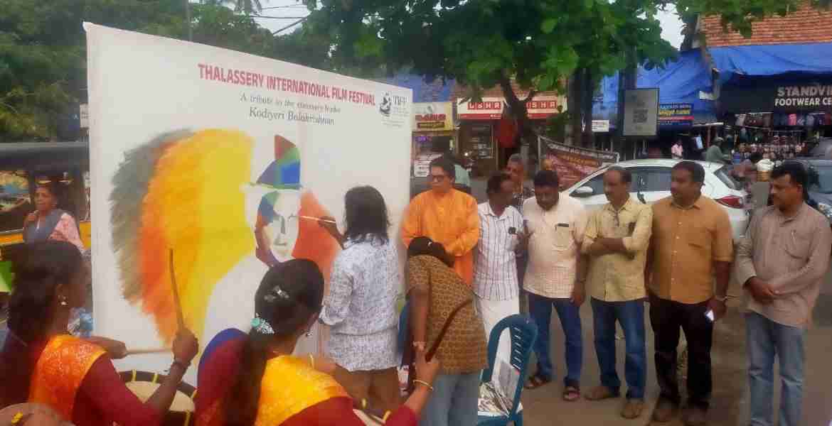 തലശ്ശേരിയില്‍ നടക്കുന്ന അന്താരാഷ്ട്ര ചലച്ചിത്രമേളയുടെ പ്രചരണാര്‍ഥം തലശ്ശേരി പഴയ ബസ് സ്റ്റാൻഡ് പരിസരത്ത് പ്രശാന്ത് ഒളവിലവും ഭാര്യ അഫ്റൂസ് ഷഹാനയും വരച്ച ചാര്‍ളി ചാപ്ലിന്റെ ചിത്രം