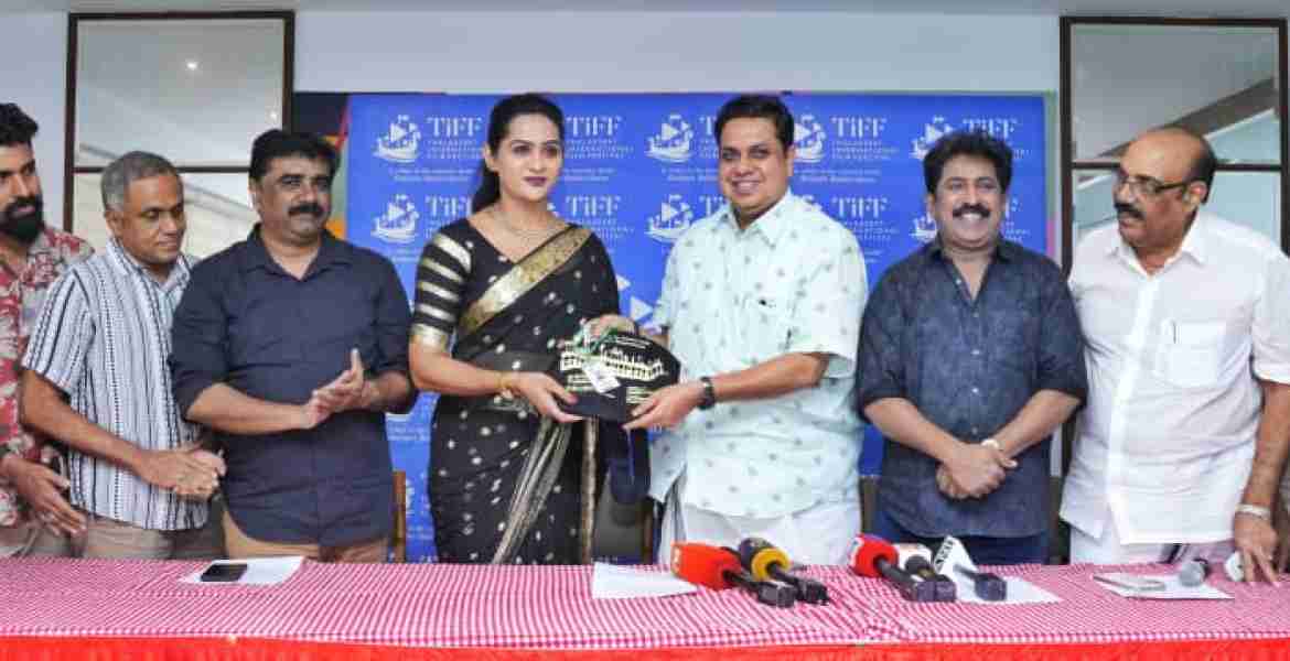 തലശ്ശേരി അന്താരാഷ്ട്ര  ചലച്ചിത്രോത്സവ ഡെലിഗേറ്റ് പാസ്സ്  വിതരണം പേൾവ്യൂ കോൺഫറൻസ് ഹാളിൽ നിയമസഭാ സ്പീക്കർ അഡ്വ. എ എൻ ഷംസീർ സിനിമാതാരം റിയ ഇഷയ്ക്ക് നൽകിക്കൊണ്ട് നിർവഹിക്കുന്നു