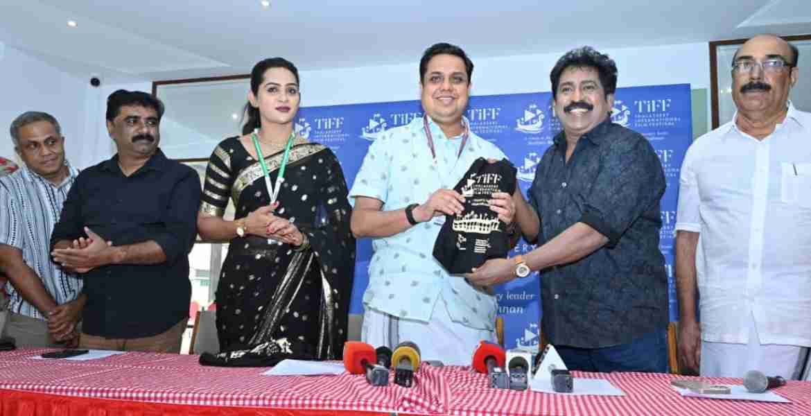 തലശ്ശേരി അന്താരാഷ്ട്ര  ചലച്ചിത്രോത്സവ ഡെലിഗേറ്റ് പാസ്സ് നിയമസഭാ സ്പീക്കർ അഡ്വ. എ എൻ ഷംസീർ ചലച്ചിത്ര അക്കാദമി ചെയര്‍പേഴ്‌സണ്‍ പ്രേംകുമാറിന് നൽകുന്നു
