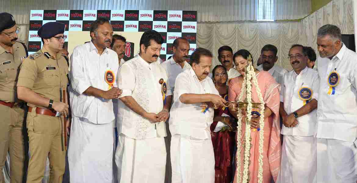 തൂഫാൻ ദ നാർക്കോട്ടിക് ഹണ്ട് ലഹരിവിരുദ്ധ പദ്ധതിയുടെ ഭാഗമായി പായിപ്പാട്ടു നടന്ന പൊതുജനസദസ്സ് ആഭ്യന്തരവകുപ്പ് മന്ത്രി രമേശ് ചെന്നിത്തല ഉദ്ഘാടനം ചെയ്യുന്നു.