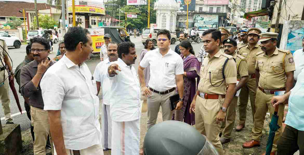 കോട്ടയം നഗരത്തിലെ ഗതാഗതക്കുരുക്ക്  പരിഹരിക്കുന്നതിനുള്ള നടപടികളുടെ ഭാഗമായി ജില്ലാ കളക്ടറുടെ നേതൃത്വത്തിലുള്ള ഉദ്യോഗസ്ഥസമിതി കഞ്ഞിക്കുഴിയിൽ സന്ദർശനം നടത്തിയപ്പോൾ. ജില്ലാ പോലീസ് മേധാവി എ. ഷാഹുൽ ഹമീദ്, നഗരസഭാ അധ്യക്ഷൻ എം.പി. സന്തോഷ് കുമാർ എന്നിവർ സമീപം.