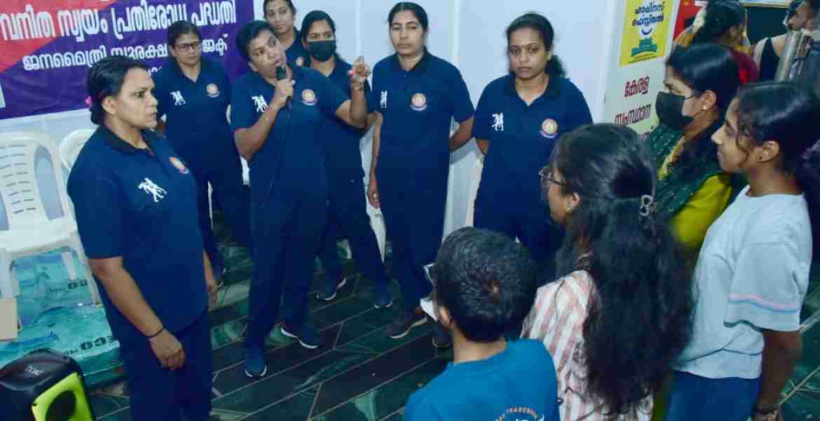 തദ്ദേശ ദിനാഘോഷം:  'അതിക്രമങ്ങളെ ചെറുക്കാൻ അടവുകൾ പഠിക്കാം' പവലിയൻ ഒരുക്കി വനിതാ പോലീസ്