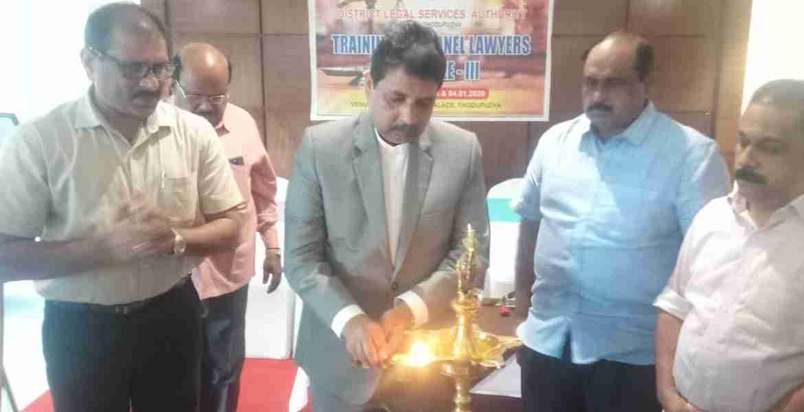  ഇടുക്കി ജില്ലയിലെ നിയമ സേവന പാനല്‍ അഭിഭാഷകര്‍ക്കായുള്ള ദ്വിദിന പരിശീലന ക്ലാസ് ജില്ലാ ജഡ്ജിയും ജില്ലാ ലീഗല്‍ സര്‍വീസസ് അതോറിറ്റി ചെയര്‍മാനുമായ മുഹമ്മദ് വസിം ഉദ്ഘാടനം ചെയ്യുന്നു