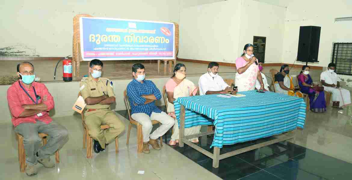 വാഴത്തോപ്പ് ,വാത്തികുടി പഞ്ചായത്തുകളിലെ എമര്‍ജന്‍സി റെസ്പോണ്‍സ് ടീം അംഗങ്ങള്‍ക്കുള്ള പരിശീലന പരിപാടി ചെറുതോണി ടൗണ്‍ ഹാളില്‍ വാഴത്തോപ്പ് പഞ്ചായത്ത് പ്രസിഡണ്ട് സെലിന്‍ വിഎം  ഉദ്ഘാടനം ചെയ്തു സംസാരിക്കുന്നു.  