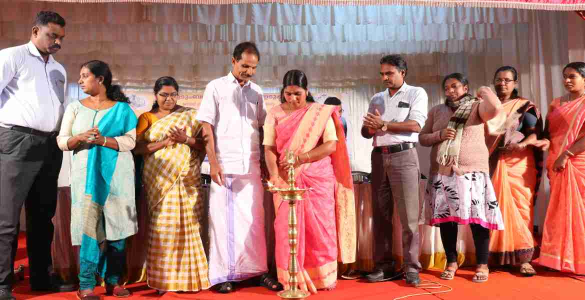 അടിമാലി ഗ്രാമ പഞ്ചായത്ത്‌ കമ്യൂണിറ്റി ഹാളില്‍ നടക്കുന്ന രണ്ടു ദിവസത്തെ കലോത്സവം ഗ്രാമ പഞ്ചായത്ത്‌ പ്രസിഡന്റ്‌ സ്‌മിതാ മുനിസ്വാമി ഉദ്‌ഘാടനം ചെയ്‌തു