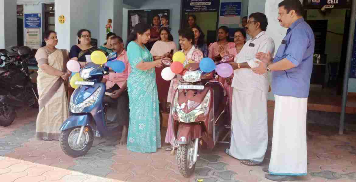 ഭിന്നശേഷിക്കാര്‍ക്കുളള ട്രൈസ്‌കൂട്ടര്‍ വിതരണോദ്ഘാടനം ഇലന്തൂര്‍ ബ്ലോക്ക്പഞ്ചായത്ത് പ്രസിഡന്റ് ജെ. ഇന്ദിരാദേവി  നിര്‍വഹിക്കുന്നു