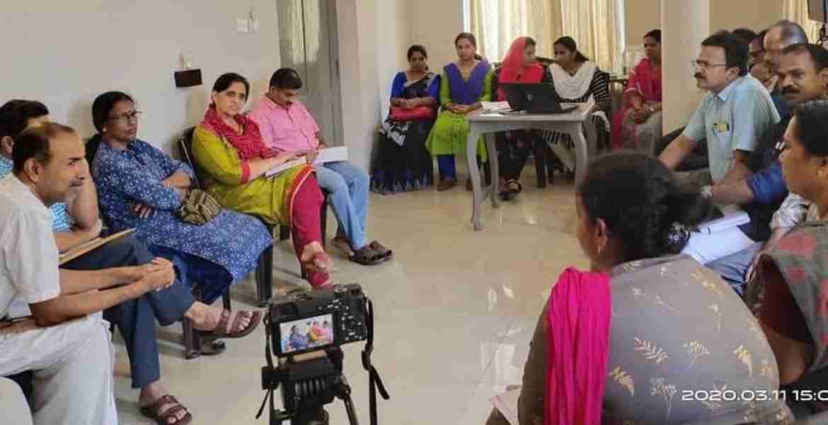 പഠനോദ്യാനം' പാഠ്യപദ്ധതി വിലയിരുത്താനായി ജില്ലയിലെത്തിയ യൂനിസെഫ് ടീം തൊടുപുഴയില്‍ വിവിധ വകുപ്പ് ഉദ്യോഗസ്ഥരുമായി ചര്‍ച്ച നടത്തുന്നു