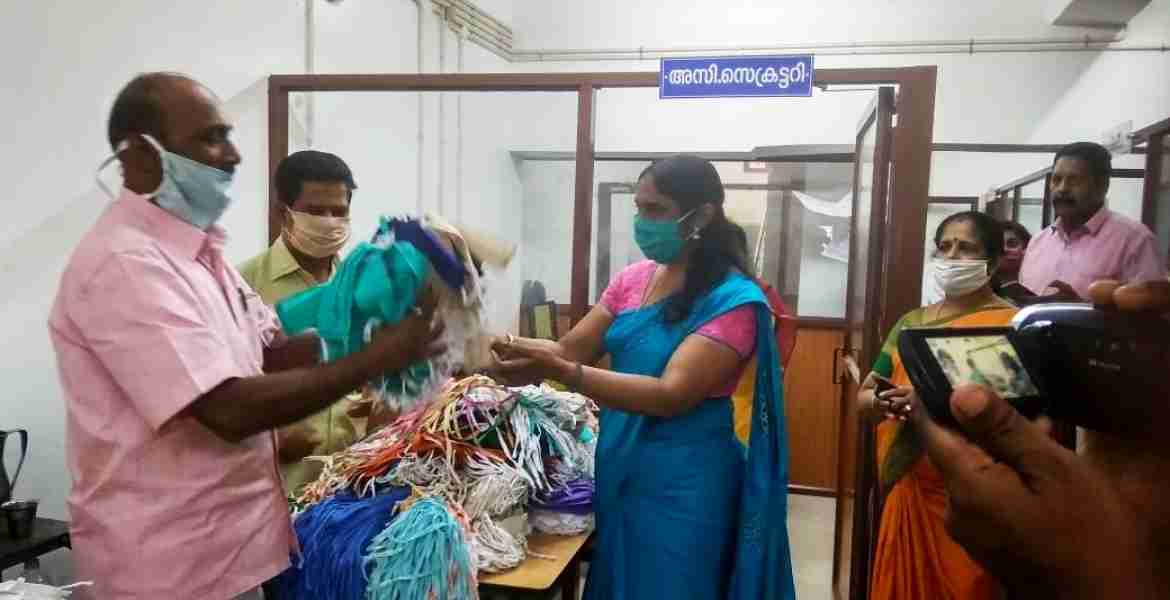 ഉപ്പുതറ ഗ്രാമപഞ്ചായത്തില്‍ വീടുകളില്‍ വിതരണത്തിനായി കുടുംബശ്രീ മുഖേന നിര്‍മ്മിച്ച മാസ്‌കുകള്‍ സിഡിഎസ്    ചെയര്‍പേഴ്‌സണ്‍ ബിന്ദുസജീവ്,  ഗ്രാമപഞ്ചായത്ത് പ്രസിഡന്റ് കെ. സത്യന് കൈമാറുന്നു.