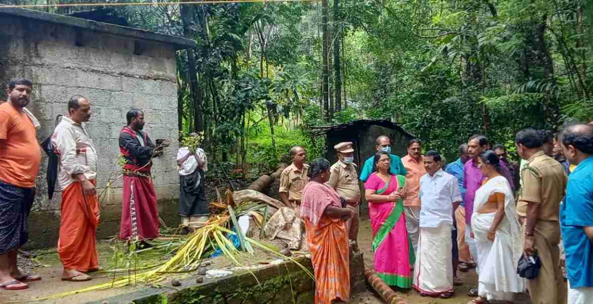 വടശേരിക്കര പഞ്ചായത്തില്‍ കാട്ടാന നിരന്തരം കയറി നാശനഷ്ടം സൃഷ്ടിക്കുന്ന പ്രദേശം അഡ്വ. പ്രമോദ് നാരായണ്‍ എംഎല്‍എ സന്ദര്‍ശിക്കുന്നു