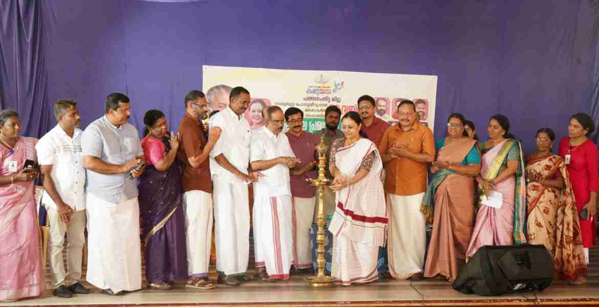വള്ളംകുളം നാഷണല്‍ ഹൈസ്‌കൂളില്‍ സമ്പൂര്‍ണ പൊതുവിദ്യാലയ രക്ഷാകര്‍തൃ ശാക്തീകരണം നടത്തിയ ആദ്യ ജില്ലയായി പത്തനംതിട്ടയെ മന്ത്രി വീണാ ജോര്‍ജ് പ്രഖ്യാപിക്കുന്നു