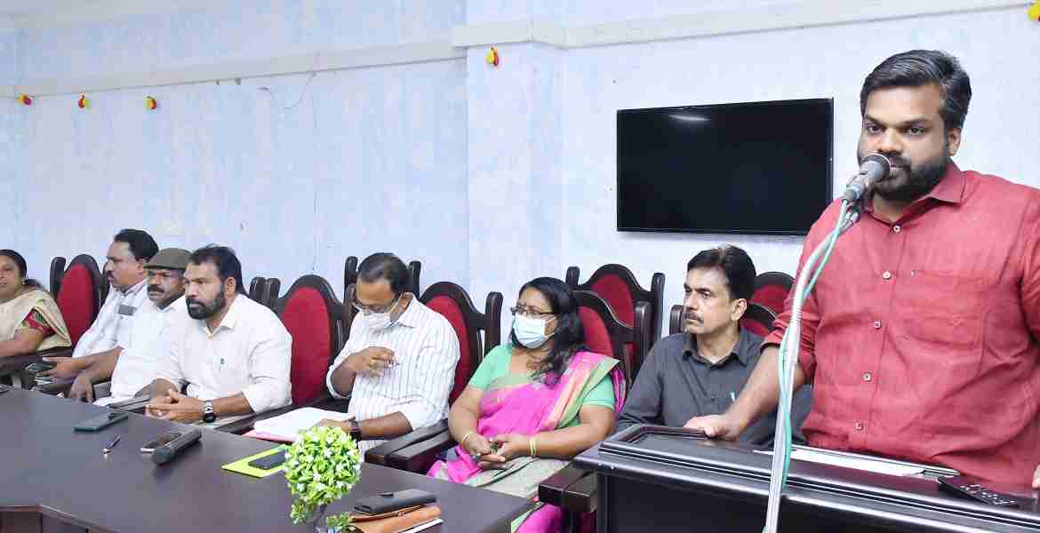 വനസൗഹൃദസദസിന് മുന്നോടിയായി പത്തനംതിട്ട റസ്റ്റ്ഹൗസില്‍ ചേര്‍ന്ന സംഘാടക സമിതിയോഗത്തില്‍ അഡ്വ. കെ.യു. ജനീഷ് കുമാര്‍ എംഎല്‍എ അധ്യക്ഷത വഹിച്ചു സംസാരിക്കുന്നു.