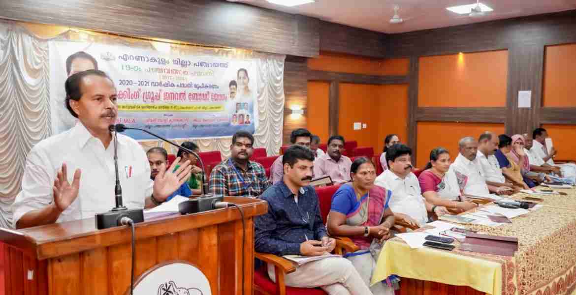 എറണാകുളം ജില്ലാ വാര്‍ഷികപദ്ധതി രൂപീകരണ യോഗം എം.എല്‍.എ പി.ടി. തോമസ് ഉദ്ഘാടനം ചെയ്യുന്നു. ജില്ലാ പഞ്ചായത്ത് പ്രസിഡന്റ് ഡോളി കുര്യാക്കോസ്, വൈസ് പ്രസിഡന്റ് അബ്ദുള്‍ മുത്തലിബ് എന്നിവര്‍ സമീപം