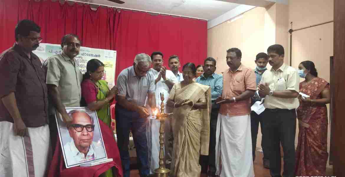 ദേശീയ വായനാദിന മാസാചരണത്തിന്റെ സമാപന സമ്മേളനം തിരുവല്ലാ സെന്റ് തോമസ് ഹയര്‍ സെക്കന്‍ഡറി സ്‌കൂളില്‍ തിരുവല്ല ആര്‍ഡിഒ കെ. ചന്ദ്രശേഖരന്‍ നായര്‍ ഉദ്ഘാടനം ചെയ്യുന്നു