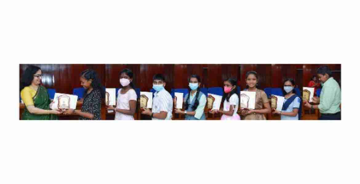 വായന പക്ഷാചരണവുമായി ബന്ധപ്പെട്ട് ജില്ലയിലെ യുപി, ഹൈസ്‌കൂള്‍ വിഭാഗം വിദ്യാര്‍ഥികള്‍ക്കായി നടത്തിയ മത്സരങ്ങളിലെ വിജയികള്‍ ജില്ലാ കളക്ടര്‍ ഡോ. ദിവ്യ എസ് അയ്യര്‍ക്കൊപ്പം