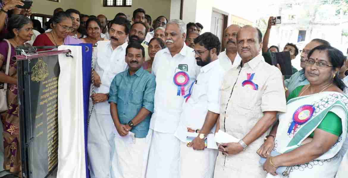 വെച്ചൂച്ചിറ പഞ്ചായത്തിന് അനുവദിക്കുമെന്ന് ജലവിഭവ മന്ത്രി റോഷി അഗസ്റ്റിൻ പറഞ്ഞു. വെച്ചൂച്ചിറ ഗ്രാമ പഞ്ചായത്ത് സമ്പൂർണ കുടിവെള്ള പദ്ധതി നിർമാണോദ്‌ഘാടനം കൂത്താട്ടുകുളത്ത് നിർവഹിക്കുകയായിരുന്നു അദ്ദേഹം.