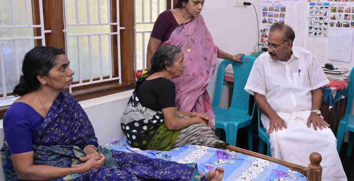 കാട്ടുപന്നി ആക്രമണത്തില്‍ കൊല്ലപ്പെട്ട കര്‍ഷകന്‍ ശ്രീധരന്റെ വീട് വനം വകുപ്പ് മന്ത്രി എ. കെ ശശീന്ദ്രൻ സന്ദർശിച്ചു