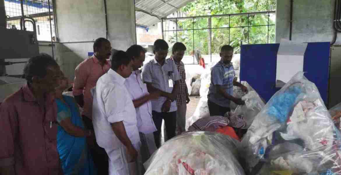 വെള്ളത്തൂവല്‍ ഗ്രാമപഞ്ചായത്തില്‍ നി് ശേഖരിച്ച പ്ലാസ്റ്റിക് മാലിന്യങ്ങള്‍ അടിമാലി  ഗ്രാമപഞ്ചായത്തിനു കീഴിലെ പ്ലാസ്റ്റിക് ഷ്രെഡിംഗ് യൂണിറ്റില്‍ ശേഖരിക്കുു.