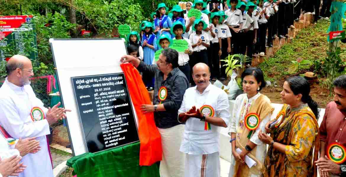 തിരുവമ്പാടി വേനപ്പാറ ലിറ്റില്‍ ഫ്‌ളവര്‍ യു.പി സ്‌കൂളിലെ വിദ്യാവനം-ജൈവ വൈവിധ്യ പാര്‍ക്കിന്റെ ഉദ്ഘാടനം മന്ത്രി ഷിബു ബേബി ജോണ്‍ നിര്‍വഹിക്കുന്നു