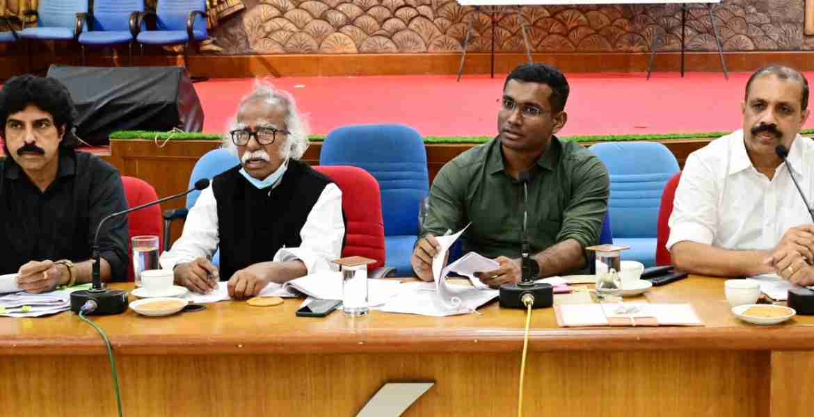 കളക്ട്രേറ്റ് ഓഡിറ്റോറിയത്തിൽ ചേർന്ന ജില്ലാ വികസന സമിതി യോഗത്തിൽ മന്ത്രി രാമചന്ദ്രൻ കടന്നപ്പള്ളി സംസാരിക്കുന്നു