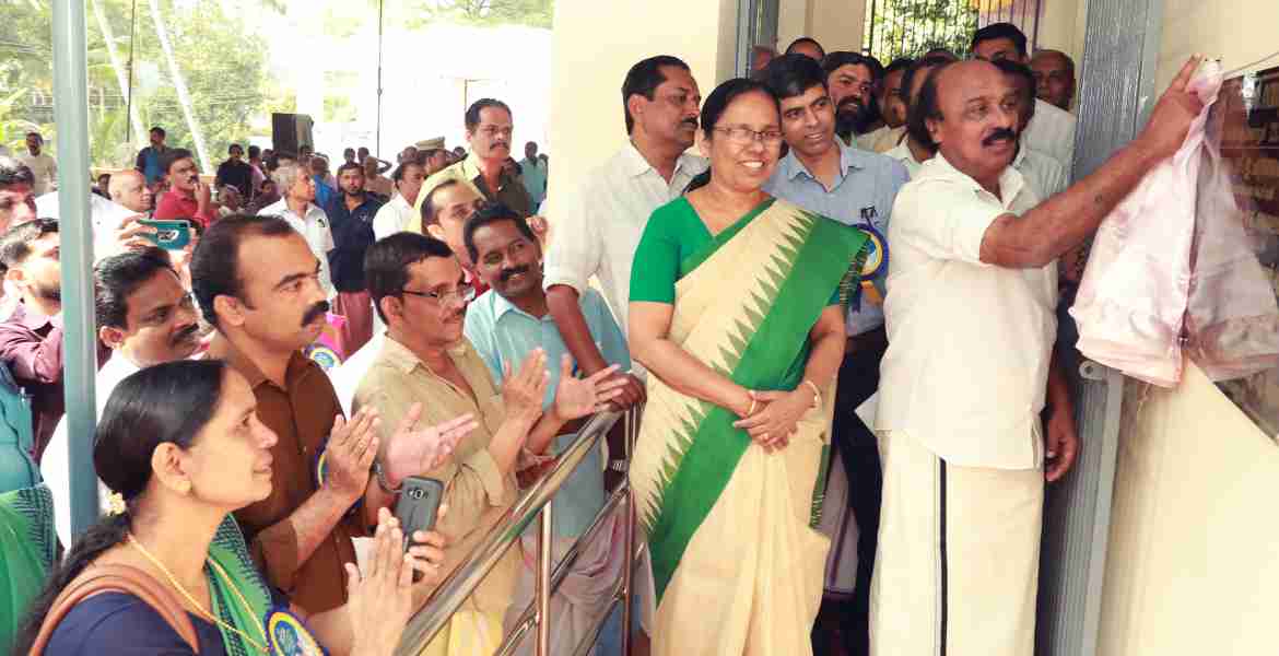 തൃപ്രങ്ങോട്ടൂര്‍ വില്ലേജ് ഓഫിസ് കെട്ടിട ഉദ്ഘാടനം മന്ത്രി ഇ.ചന്ദ്രശേകരന്‍ നിര്‍വഹിക്കുന്നു