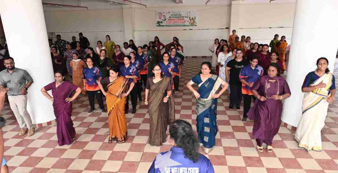 കലക്ടറേറ്റ് ജീവനക്കാര്‍ക്കായി സംഘടിപ്പിച്ച സൂംബ പരിശീലനം