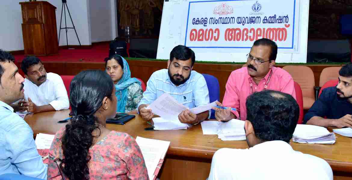 സംസ്ഥാന യുവജന കമ്മീഷൻ ചെയർമാൻ എം ഷാജറിന്‍റെ നേതൃത്വത്തിൽ കളക്ടറേറ്റ് ഓഡിറ്റോറിയത്തിൽ നടന്ന മെഗാ  അദാലത്ത്