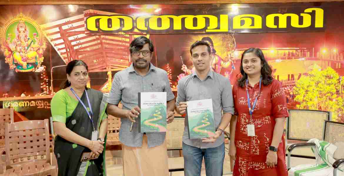 സീറോ ഡെത്ത് പോളിസി മാര്‍ഗനിര്‍ദേശം അടങ്ങിയ പുസ്തകം ദേവസ്വം വകുപ്പ് സെക്രട്ടറി എം ജി രാജമാണിക്യത്തിന് ശബരിമല എഡിഎം ഡോ.അരുണ്‍ എസ് നായര്‍ കൈമാറുന്നു