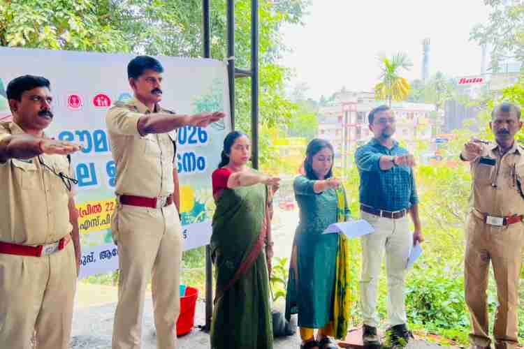 ഭൗമ ദിനാചാരണത്തോടനുബന്ധിച്ച് ജില്ലാ എന്‍.സി.ഡി. നോഡല്‍ ഓഫീസര്‍ ഡോ. കെ.ആര്‍ ദീപയുടെ നേതൃത്വത്തില്‍ ഭൗമദിന പ്രതിജ്ഞ ചെയ്യുന്നു