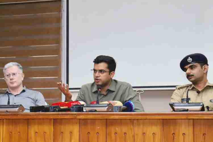 നിയമസഭാ തിരഞ്ഞെടുപ്പുമായി ബന്ധപ്പെട്ട് കലക്ടറേറ്റ് കോണ്‍ഫറന്‍സ് ഹാളില്‍ ജില്ലാ കലക്ടര്‍ സ്‌നേഹില്‍ കുമാര്‍ സിങ് നടത്തിയ വാര്‍ത്താ സമ്മേളനം