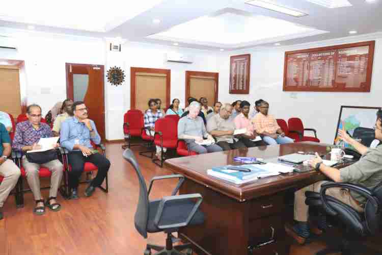 ജില്ലാ കലക്ടര്‍ സ്നേഹില്‍ കുമാര്‍ സിങ്ങിന്റെ അധ്യക്ഷതയില്‍ ചേര്‍ന്ന അവശ്യ സര്‍വീസ് വകുപ്പുകളുടെ യോഗം