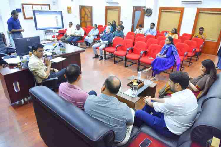 നിയമസഭ തിരഞ്ഞെടുപ്പിന്റെ മൂന്നാംഘട്ട റാന്‍ഡമൈസേഷനുമായി ബന്ധപ്പെട്ട് ജില്ലാ കലക്ടറുടെ ചേംബറില്‍ ചേര്‍ന്ന യോഗം