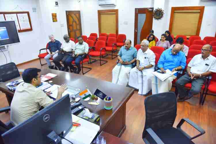 നിയമസഭ തിരഞ്ഞെടുപ്പിന് മുന്നോടിയായി ജില്ലാ കലക്ടര്‍ സ്‌നേഹില്‍ കുമാര്‍ സിങ്ങിന്റെ അധ്യക്ഷതയില്‍ ചേര്‍ന്ന  രാഷ്ട്രീയ പാര്‍ട്ടി പ്രതിനിധികളുടെ യോഗം
