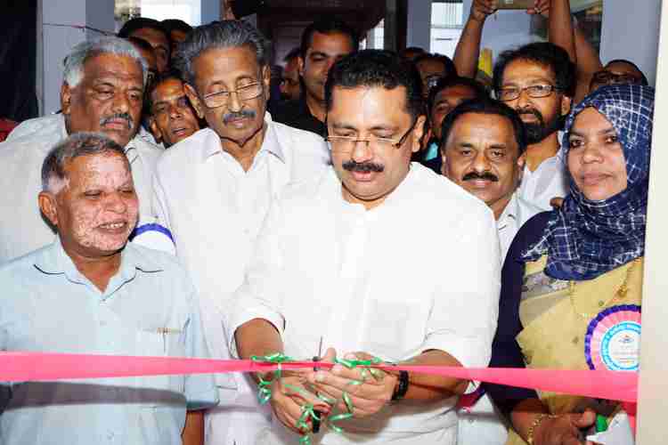 കല്‍പ്പറ്റ നഗരസഭയ്ക്ക് പുതുതായി നിര്‍മിച്ച ഓഫീസ് കെട്ടിടത്തിന്റെ ഉദ്ഘാടനം തദ്ദേശ സ്വയംഭരണ വകുപ്പുമന്ത്രി ഡോ. കെ.ടി.ജലീല്‍ നിര്‍വഹിക്കുന്നു.  